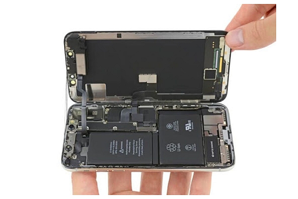 Apple iPhone 11 sudužusio ekrano keitimo procesas